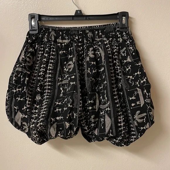 Size Small Printed Balloon Leg Shorts - Picture 2 of 2